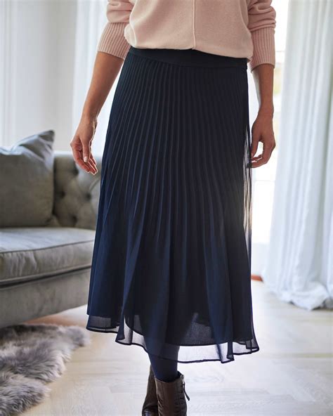 navy pleated skirt outfit.